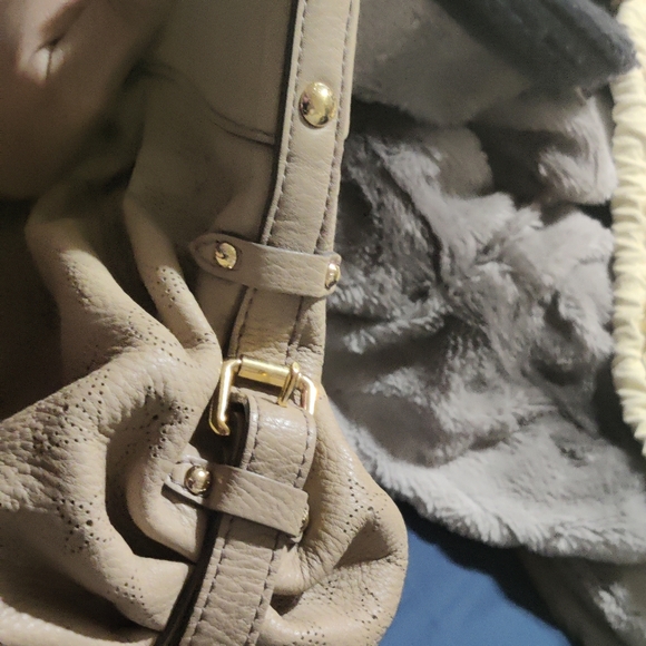 Louis Vuitton Mahina Perforated hobo - Picture 7 of 16